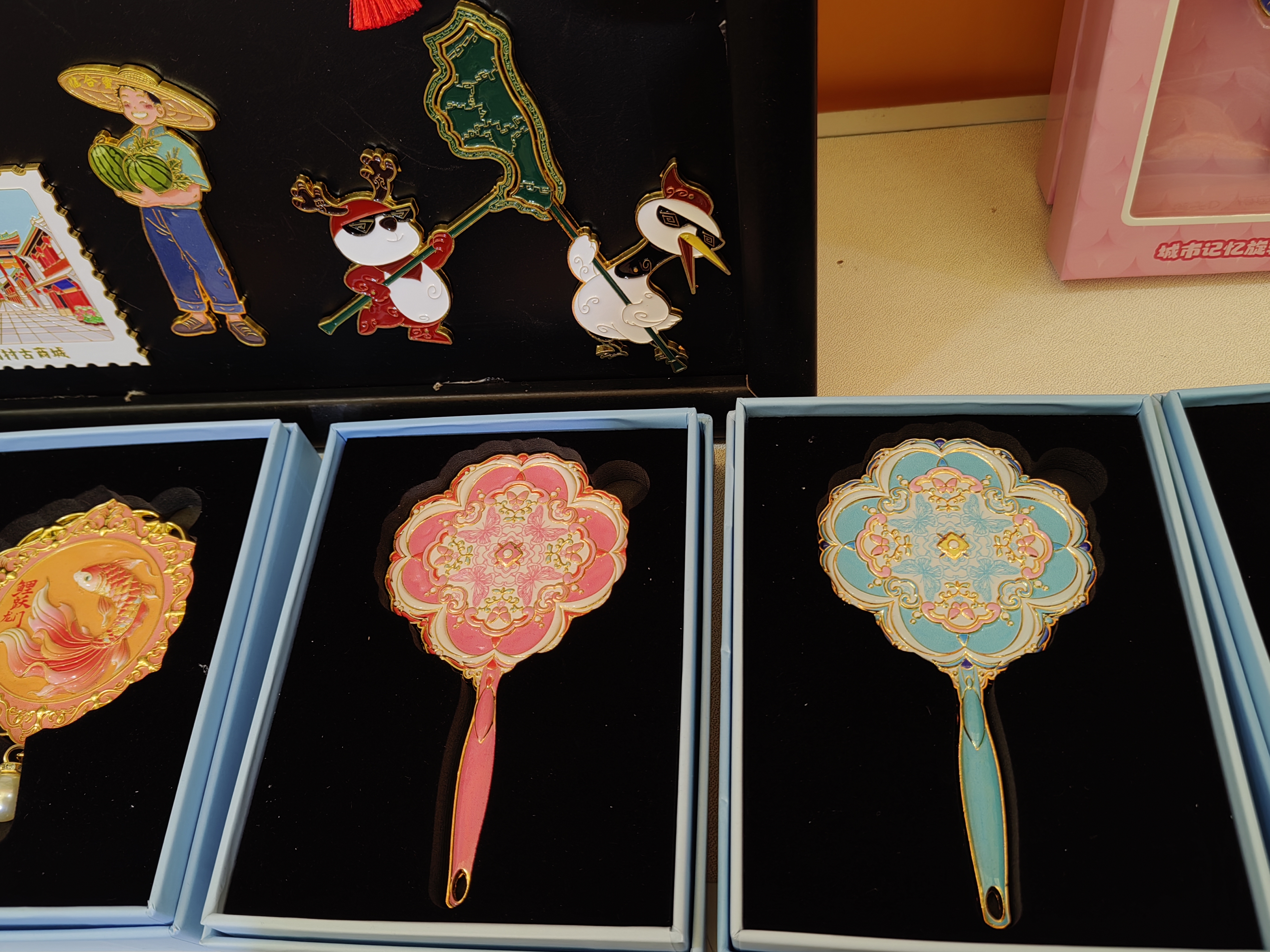 Bonnie Craft exibe vários ímãs de geladeira no novo centro internacional de exposições de Xangai